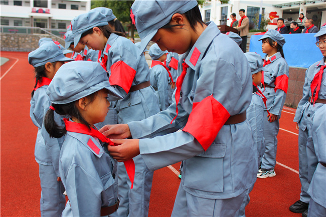兴山高桥红军小学举办庆祝中国少年先锋队建队74周年活动